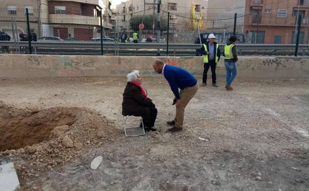 Ana Jiménez, plantada con su silleta frente a las obras./PPS