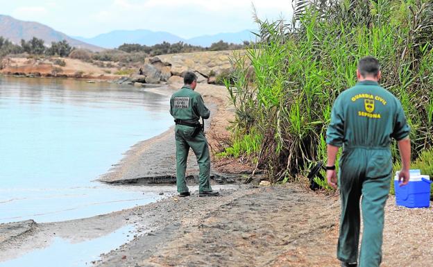 Dos agentes del Seprona, tomando muestras de los vertidos en septiembre de 2016./Antonio Gil / AGM