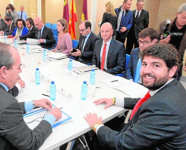 Reunión de la Mesa de la ZAL, en la Autoridad Portuaria./Antonio Gil / AGM