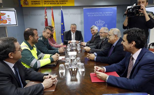 Reunión del sector del transporte y el delegado del Gobierno. /Edu Botella / AGM
