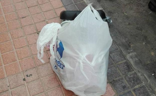 La bolsa sospechosa que contenía ropa./LV