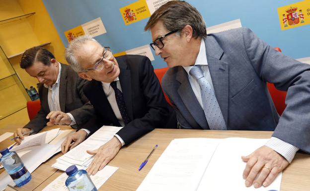 Miguel Ródenas y Francisco Jódar, este viernes, en la reunión de la CHS./Edu Botella / AGM