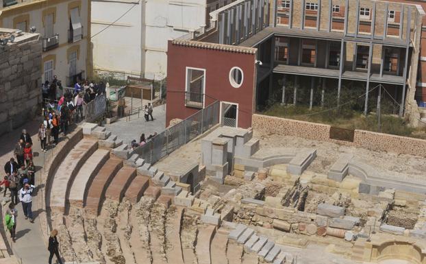 El Teatro Romano, con la zona del pórtico al fondo a la derecha, en una imagen de archivo. /A. Gil/ AGM