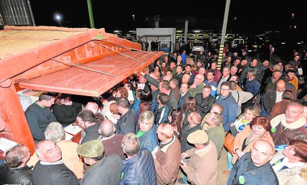 Una multitud de socios agolpados ante la caseta donde se acreditaban para la asamblea./Paco Alonso / AGM