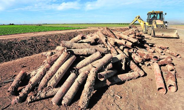 Retirada de tubos de salmuera en Los Alcázares, el mes pasado./Vicente Vicéns / AGM
