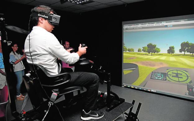 El alumno Andrés Guasp, con la simulación de realidad virtual./UPCT