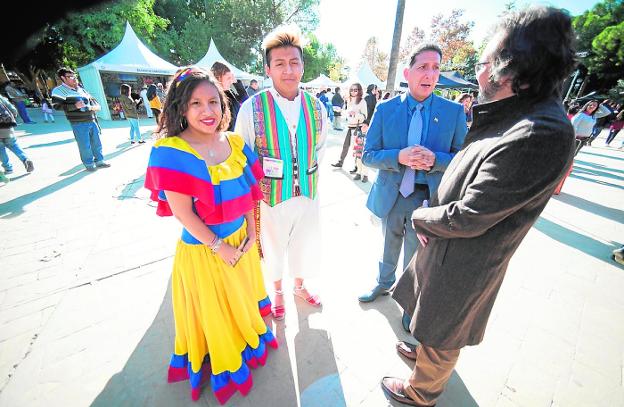 El cónsul de Ecuador, Carlos Espinoza, charlando con Pedro Rivera, ayer en El Malecón./J. Carrión / AGM