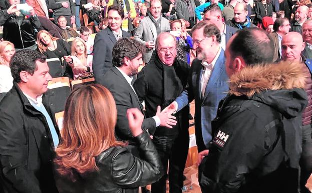 López Miras estrecha la mano a Mariano Rajoy, ayer, en Salou./LV