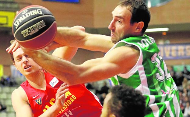 Lukovic lucha con Golubovic con Hannah frente a ellos./Edu Botella / AGM