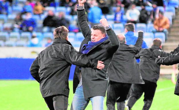 Pato, entrenador del Jumilla, festeja el segundo gol de los suyos./LOF