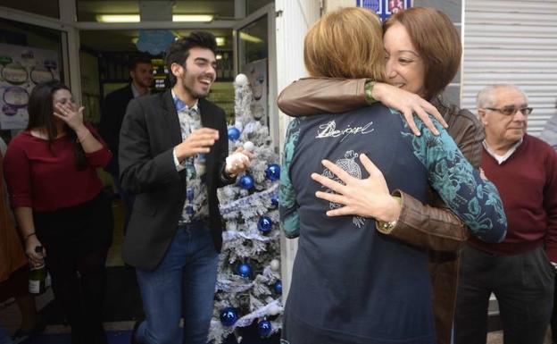 Vecinos de Mazarrón celebran el 'Gordo' de la Lotería de Navidad, en una imagen de archivo./