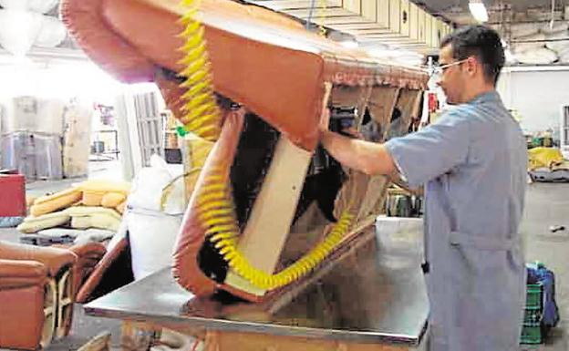 Un trabajador de una empresa de Yecla, en una foto de archivo./LV