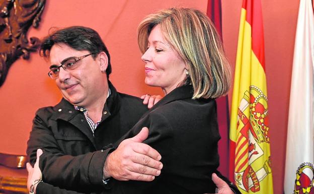 Rodríguez y Hortelano se abrazan en el Pleno de su elección. / J. CARRIÓN