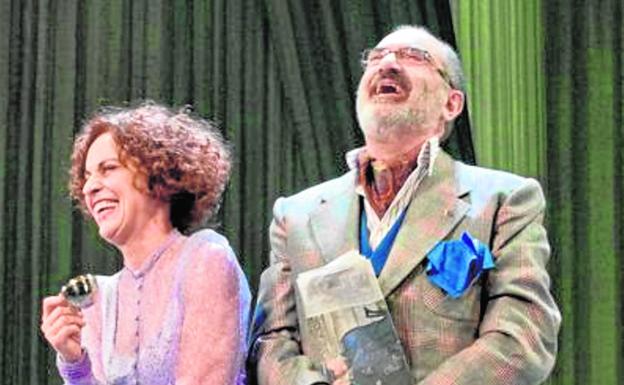 Adriana Ozores y Joaquín Climent, en 'La cantante calva'./ABC