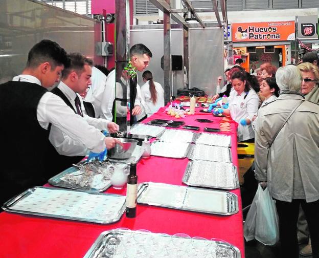 Los estudiantes, ayer, preparando las bandejas con tartar de atún./LV