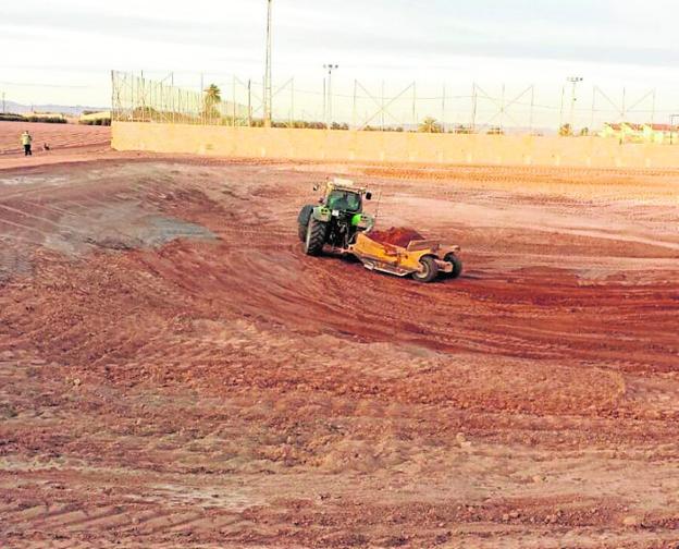 Obras para allanar el solar de la Aljorra, junto al campo de fútbol.
/LV