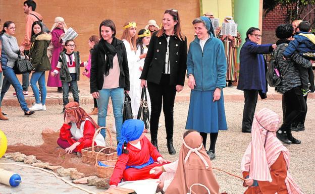La alcaldesa, Mari Carmen Moreno (c), durante la visita./Ayto