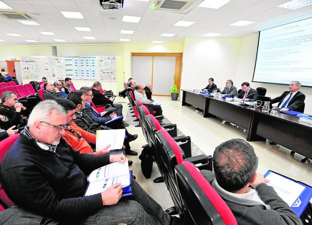 El Consejo de Administración de la MCT se reunió ayer en la potabilizadora de Sierra de la Espada./VICENTE VICÉNS / AGM