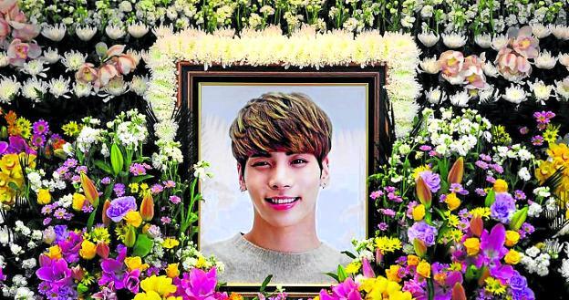 Una foto rodeada de flores ha presidido la capilla ardiente instalada en memoria del cantante. / AFP