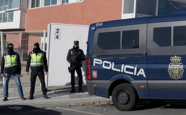 Efectivos de la Policía Nacional a las puertas de un registro. /Zipi (Efe)