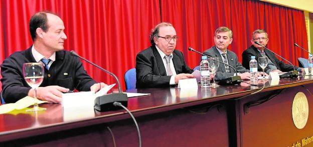 El decano saliente, F. Esquembre (i); el rector, José Orihuela; el decano, Pascual Lucas, y Segura Gomis.
/