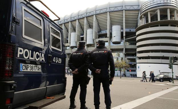 Agentes de la Policía Nacional supervisan los alrededores del Santiago Bernabéu antes del clásico de 2015. /Chema Moya (Efe)