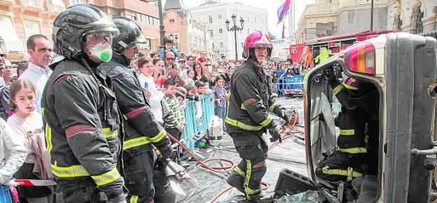 Imagen de un simulacro sobre rescate de víctimas en accidentes de tráfico, realizado por los bomberos en la Plaza del Ayuntamiento, este año./J. M. Rodríguez / AGM