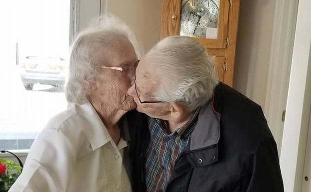 Obligan a una pareja de ancianos a pasar la Navidad separados