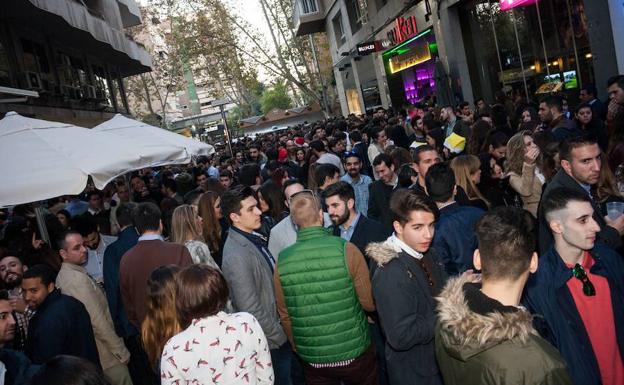 Ambiente de 'tardeo' en el centro de Murcia durante la Nochebuena del año pasado./J. C. Caval / AGM
