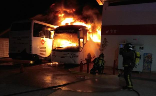 Los bomberos del CEIS de la Región de Murcia extinguen las llamas de dos autobuses incendiados en la avenida Europa de Lorca./112