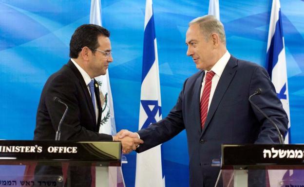 Saludo entre Jimmy Morales, presidente de Guatemala, y Benjamin Netanyahu, su homólogo israelí./Abir Sultan (Reuters)