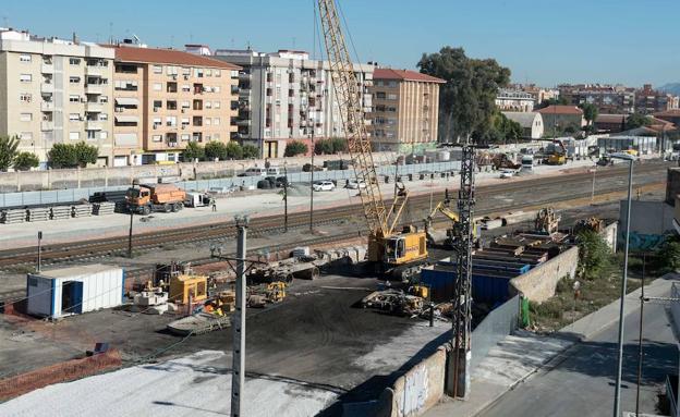 Obras de la primera fase del soterramiento de las vías en Murcia, cerca de la estación./Javier Carrión / AGM