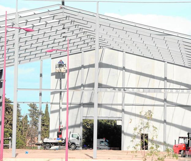 Un obrero sobre una grúa trabaja en la construcción de una nave industrial en el polígono Los Camachos./Antonio Gil / AGM
