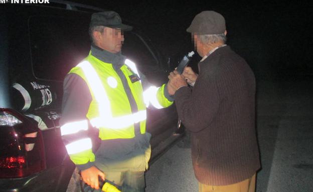 Un agente realiza un control de alcoholema al detenido. /Guardia Civil