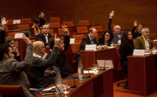 Votación durante la reunión de la Diputación Permanente del Parlament./Efe