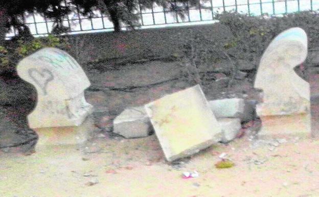 Un banco de piedra destrozado por la acción de los vándalos./Ayto.