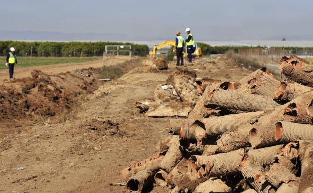 Los tubos para la salmuera desmantelados en el Campo de Cartagena./Vicente Vicéns / AGM