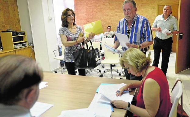 Imagen de la primera subasta celebrada este año, en la que varias personas se acercan a la mesa interesándose por los bienes./Guillermo Carrión / AGM
