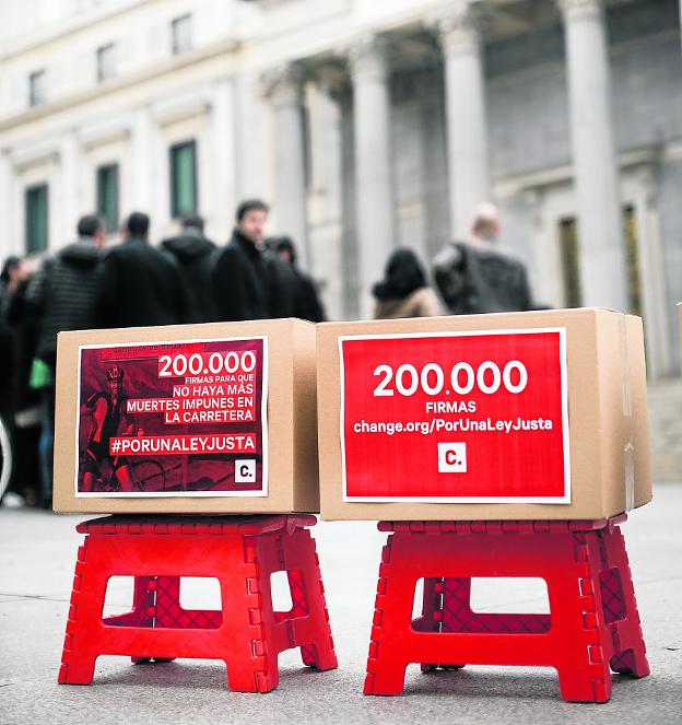 Las firmas de la victoria. Determiandos apoyos se entregan en el Congreso de los Diputados./R. C.