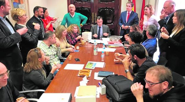 El alcalde, ayer, durante el encuentro con periodistas, con 'Murciatone', churros y chocolate./Ayto.
