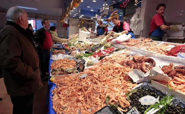 Los consumidores ultiman sus compras antes de la cena de Nochevieja, en una imagen de archivo./EFE