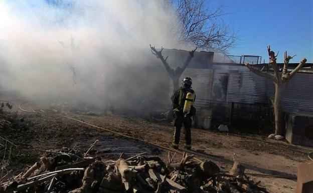 Un bombero trabajando en la extinción del incendio./BomberosCEIS
