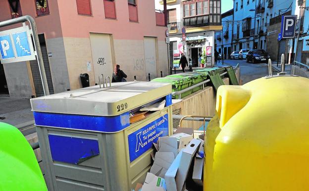 Basura fuera de los contenedores en la zona de la antigua plaza de abastos, en pleno recinto histórico, a primera hora de la mañana./PACO ALONSO / AGM