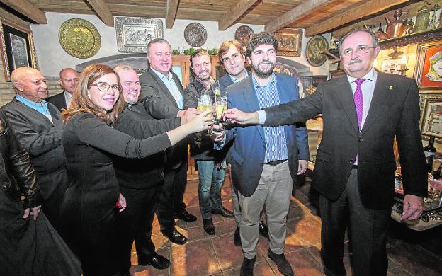 López Miras, segundo por la derecha, en el aperitivo en casa de Martínez Pagán./José María Rodríguez / AGM