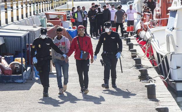 Llegada de inmigrantes al Puerto de Cartagena el pasado mes de noviembre./J.M. Rodríguez / AGM