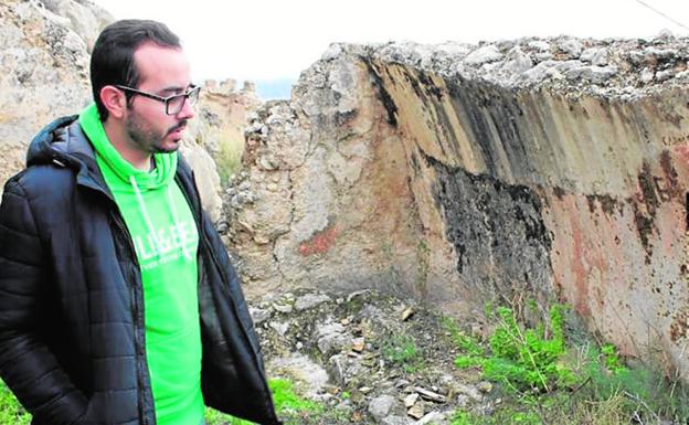 Juan Fernández, autor del proyecto, junto a la muralla./J. L. Piñero