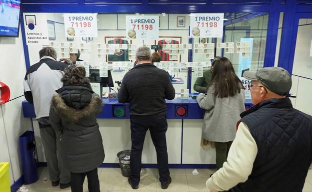 Vista del interior de una administración de lotería. /Eliseo Trigo (Efe)