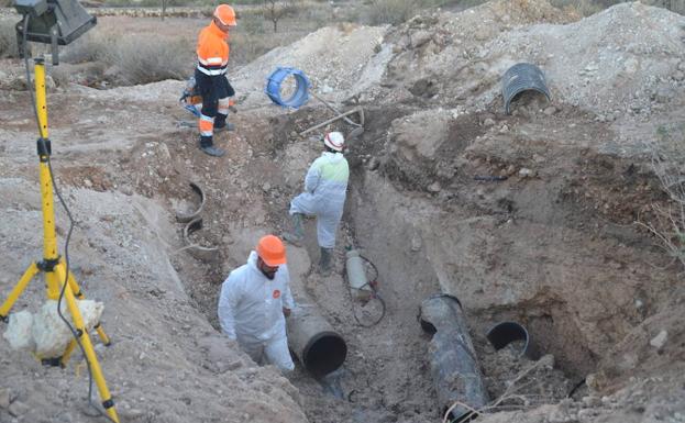 Operarios trabajan en la rotura de la tubería. /G.L.