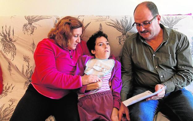 Myriam, con sus padres, en una imagen tomada unos días antes de su muerte./Pablo Sánchez / AGM