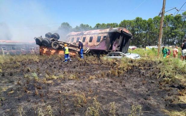 Varios miembros de los servicios de rescate inspeccionan los restos del tren tras el accidente. /Efe